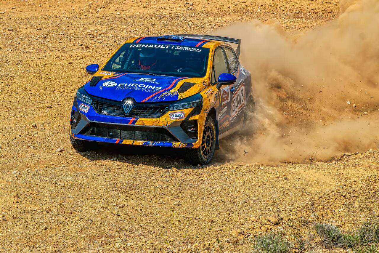 Clio de rallye en glisse sur la terre