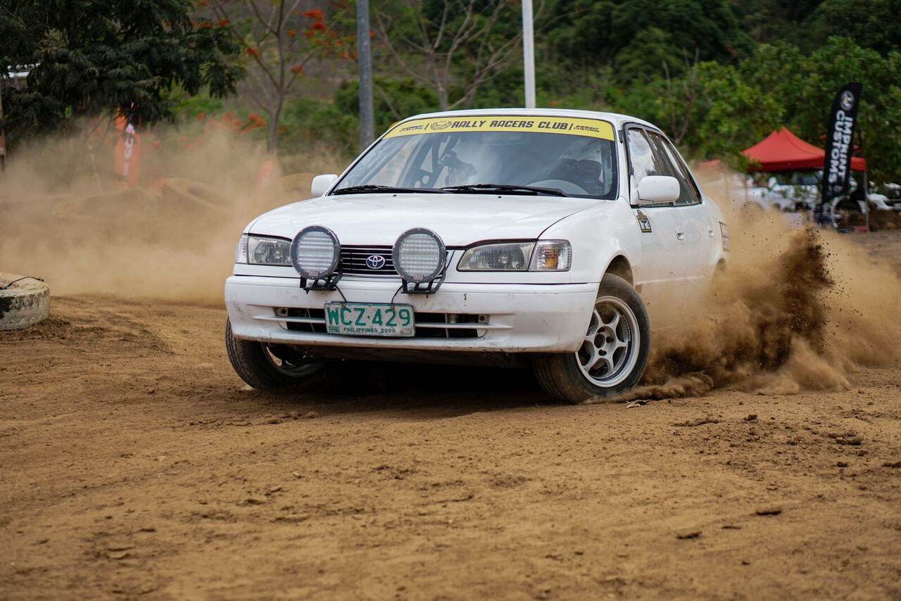 Auto de rallye en action sur la terre