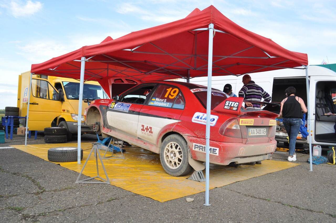 Auto de rallye à l’assistance, roue déposée