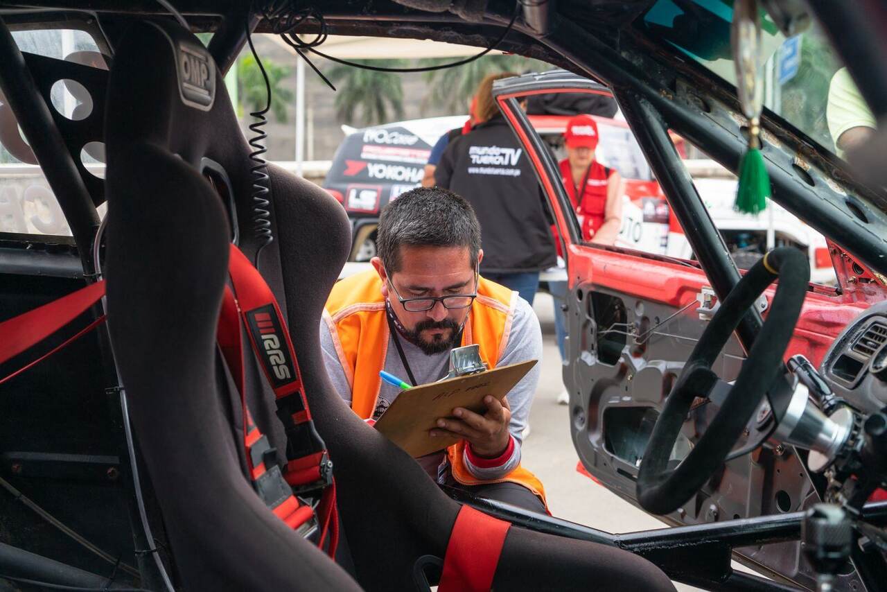 Contrôleur notant ses observations dans l’habitacle d’une auto de course