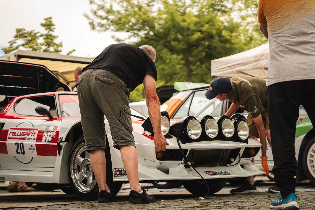 Mécaniciens penchés sur une auto de rallye historique