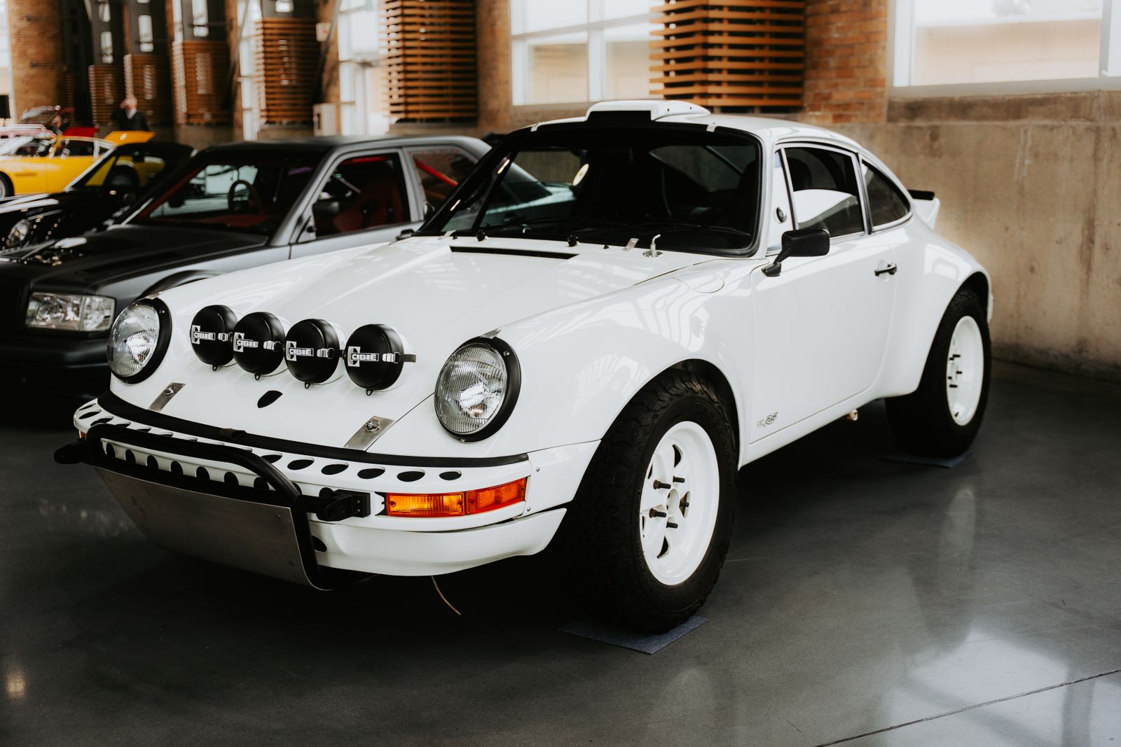 Porsche 911 préparée pour le rallye, exposée en salle