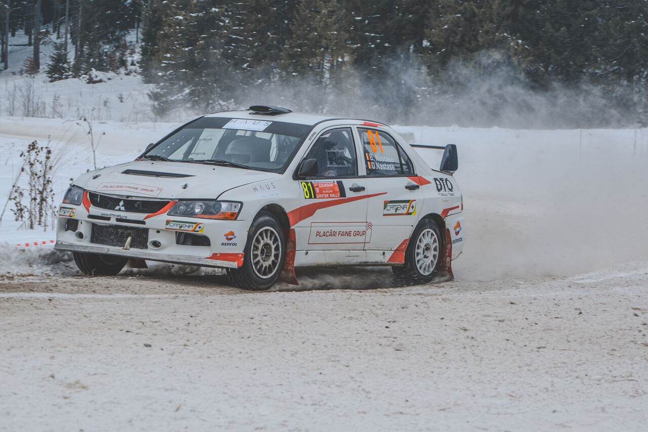 Auto de rallye sur la neige